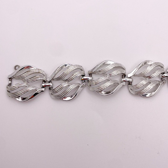 Vintage 1960’s Coro Signed Silver Tone Leaf Cutout Wide Link Bracelet - Picture 2 of 12